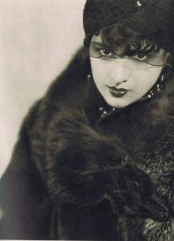 vampsandflappers: vampsandflappers: THE VAMP, REPRISED: Estelle Taylor, pictured here, had the unenviable task of filling Theda Bara’s shoes in the 1922 Fox Films remake of A FOOL THERE WAS, Bara’s breakthrough vehicle from only 7 years before. (And
