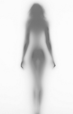 jedavu:  Nude Silhouettes Shadows PhotographyEric Ceccarini is a Belgian photographer who used to collaborate with big brands such as L’Oréal, Levi’s or Coca-Cola. For this artistic project he called Emnios, the photographer has staged naked women