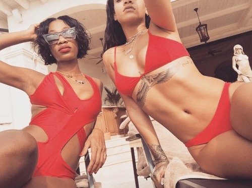 Rihanna instagrams her bikini