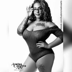 #Repost @avaloncreativearts ・・・ Alyza @natural_alyza showing glasses can always enhance your beauty  #avaloncreativearts #busty #ink #thick #va #dmv #baltimore #honormycurves #volup2isdiversity #edge #thiCk #purple  #tattoo #Haitian #rican #latina