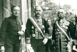 Raniero Paulucci di Calboli a Tokyo nel 1920 è stato un diplomatico e politico italiano, discendente dall'antica famiglia nobiliare forlivese dei Calboli.È noto per essersi interessato all&rsquo;Affare Dreyfus quando era segretario di legazione a Parigi,