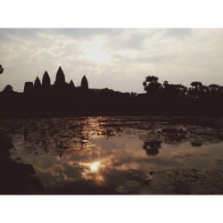 bobbyearle:  It might be impossible for the sunrise over a Angkor wat to ever get tired. I’m always blown away. #rpte2013 #raddestphototripever #cambodia #siemreap #sunrise #angkorwat #iphoneonly #ruins