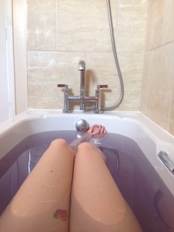 kitty-in-training:  i-hate-the-beach:My current view. The twilight bath bomb is one of my favourites!!! kitty-in-training  Ahh we had matching baths today!! We did!!! It felt like the twilight zone when I saw your pictures as I was laying in the exact