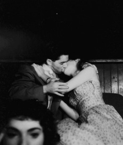  Weegee ( Arthur Fellig)- Couple, 1950s.  Exposition du 26 Mars au 18 mai 2014: http://www.galeriechateaudeau.org/web/IMG/pdf/dossierpresse.weegee.pdf 