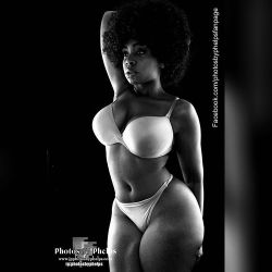 London @mslondoncross  embracing some 70&rsquo;s soul in shoot yes all the light effects are real not photoshop #afro #70s #elle #vogue #curves #effyourbeautystandards #photosbyphelps #magazine #maryland #baltimorephotographer #honormycurves #erotic #sult