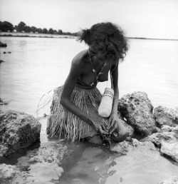 Australian woman (1950), via D’ici et D’ailleurs.