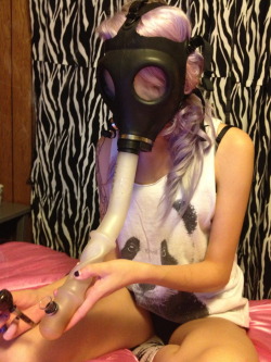 insanelyimperfectme:  gratefully-dabbed:  Nigh nigh Gas mask hitsss from hello kitty ^.^  Give me. 