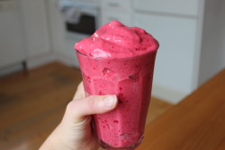 tbh-awkward:  healthanie:  This was delicious! One banana with a cup of frozen raspberries.  IT LOOKS SO GOOD 