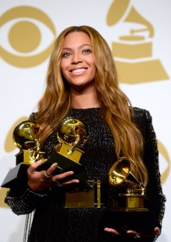 Beyoncé with her awards at the 2015 GRAMMY awards