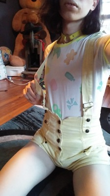 crinkle-buttz:  Havin fun at a friends place! Love how tight the short-alls feel with some thicc, wet dips underneath ^_^
