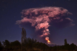 mira-hacia-adelante:clarincomhd:Erupción del volcán Villarrica, Chile.   yo miraba el volcán por la ventana cuando hizo erupción hbdvbn es lo más lindo que he visto):
