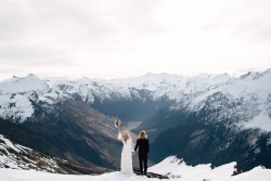 n-o-thing:  npeelee:  oix:  foxfoxwolf:  Now THAT’S a wedding photo.  I want this, aw.  same  I wanna get married in the mountains 