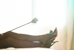 5-inch-and-more: Legs &amp; heels https://5-inch-and-more.tumblr.com/  Vestida para dominar. 