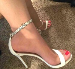 crazysexytoes:  Gorgeous red toes