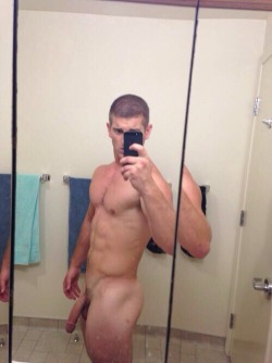 topshelfmen:  Hot nude selfie
