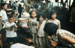 old-vietnam:  Children eating in Saigon market, 1966, ph. by Henk Hilterman