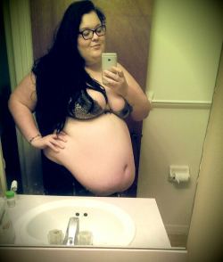 fatsupremacist:  you can see the gain in my belly hang :)