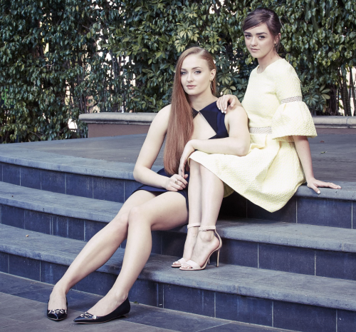 inspok:Sophie Turner and Maisie Williams