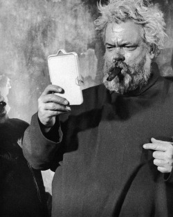 Orson Welles már 1965-ben mobillal nyomta!! :)