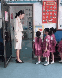 wardenmcpherson:anais-ninja-bitch:socialjusticeissue:  blondebrainpower:Teacher greets students, by having them choose which greeting is most comfortable for them.   B O U N D A R I E SWE STAN   i love the variety of choices and that the kids get to pick