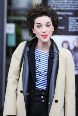 ifuckinglovestvincent:Annie Clark of St. Vincent leaves Media City in Salford after taping BBC Breakfast. ×  What the heckie.