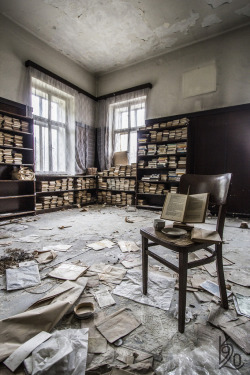  Abandoned Library (by katka.havlikova) 