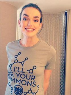 : @lil_henstridge: I’ll be your Simmons!! Comic Con Schwag  #Comiccon2015 #agentsofshield x (x)