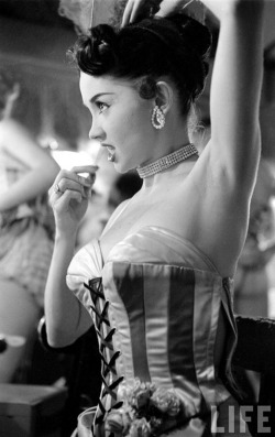 photo-reactive:Lisa Larsen, Las Vegas showgirl Dale Strong, 1952