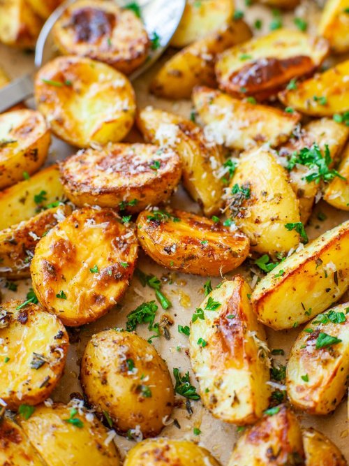 daily-deliciousness:  Easy oven roasted potatoes