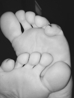 feetgirly94:  Lick my feet guys👣👣😋