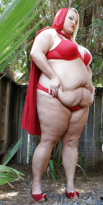 garyplv:  ussbbw:  The reliable pull of gravity beautifying Little Red Riding Hood.  √