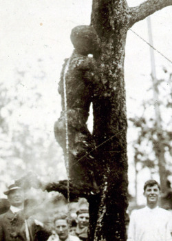 lunafuck:  ratherbethestalker:  swankydee:  fucksurproblem:  The lynching of Jesse Washington.Washington was beaten with shovels and bricks,was castrated, and his ears were cut off. A tree supported the iron chain that lifted him above the fire. Jesse