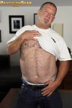 dadswanted:  Derik Strong from Pantheon Bear   Sexy!!!
