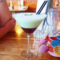 🍸  @hogsbreathcafe #mintslicecocktail  #mint #cocktail #alcohol #cocktailsofinstagram #hogsbreath #hogsbreathcafe #mintslice #yum #yummy  (at Hog&rsquo;s Breath Cafe)