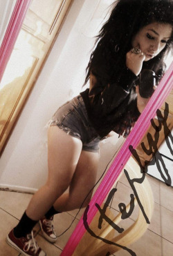 diamond-fresh:  ▼† Follow my Dope Blog for the best quality blog ever and my Instagram !!†▼  Damn, who is this fine girl