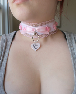 sara-meow:  Better photo of the custom tags,and princess collar,cause I love it *_*   Want!
