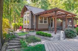 tinyhousecollectiv:  Lakeside three-bedroom cottage (399 sq ft)