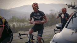 thathealthyveggiekid:  notjustrunnershigh:  slow-motion-triathlete:  Hehehe this is how you do on bike nutrition right! ;-)  Yesssssss pizza cycling  Can we talk about the guy eating Chinese WITH CHOPSTICKS which cycling? Badass 