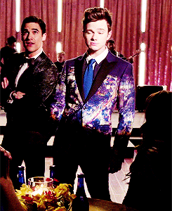 khal-blaine:  chriscolfer: ♪ Don’t like his baggy jeans but I’mma like what’s underneath them ♪  #ok this is literally kurt mimicking fucking blaine #and blaines like hell yeah u gonna be doin that 2 me tonight (via blushingblainey) 