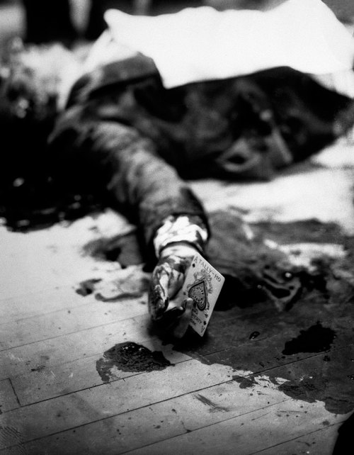 Mafia Boss Joe Masseria Lays Dead On A Brooklyn Restaurant Floor Holding The Ace Of Spades, 1931.https://painted-face.com/