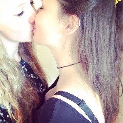 olive-you-beautiful:rain-upon-the-rooftop:  girlfriend kisses💕  I love you so much