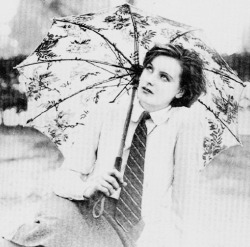 hollywoodlady:  Rare picture of Greta Garbo