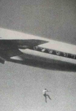 valeriaatydendivu:  Keith Sapsford, the 14-year-old boy who fell out of a Japan Airlines jet as it took off from Sydney in February 1970. 