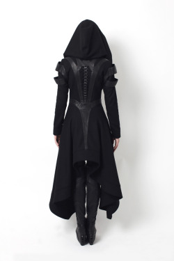 declencheurs:  Gelareh designs coats  Makes me think of the Bene Gesserit in Dune. Would have been a great costume for that movie.
