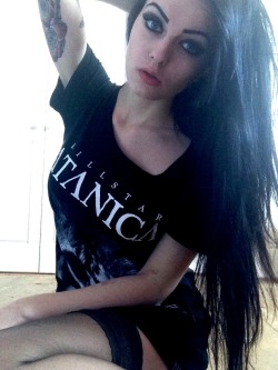lorrainedakota:  I have done nothing today apart from watch American Psycho. (Top from killstar.com)