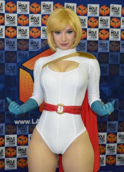 cosplay-ladies:  Enji Night as Powergirl 