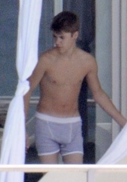 celebrtybulges:  Justin Bieber bulges in underwear at hotel