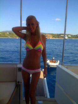 celebl0ver:  Hot pic of Tara Reid in a bikini.  http://drunkenstepfather.com/2013/08/19/tara-reid-is-in-a-bikini-in-ibiza-of-the-day#.UhJKQ9KkocA