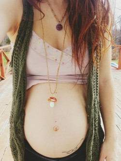 conceals-not-the-lie:  granola-mama:  Baby bump love. What a crazi cool lookin belly button  Love Omg .. Love!