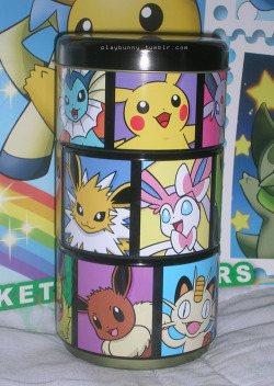 So here&rsquo;s a thing I&rsquo;ve been wanting for a very long time (that&rsquo;s not made anymore) and I finally got my hands on it a little while ago ! It&rsquo;s a stackable cookie tin featuring the Eeveelus and a few other Pokemon. Each section can
